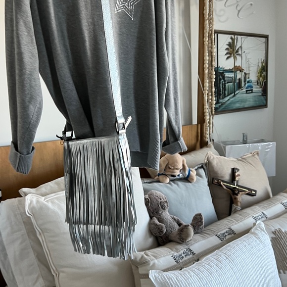 SASSY! Idyllwind genuine leather Silver Fringe Crossbody Bag! - Picture 2 of 4